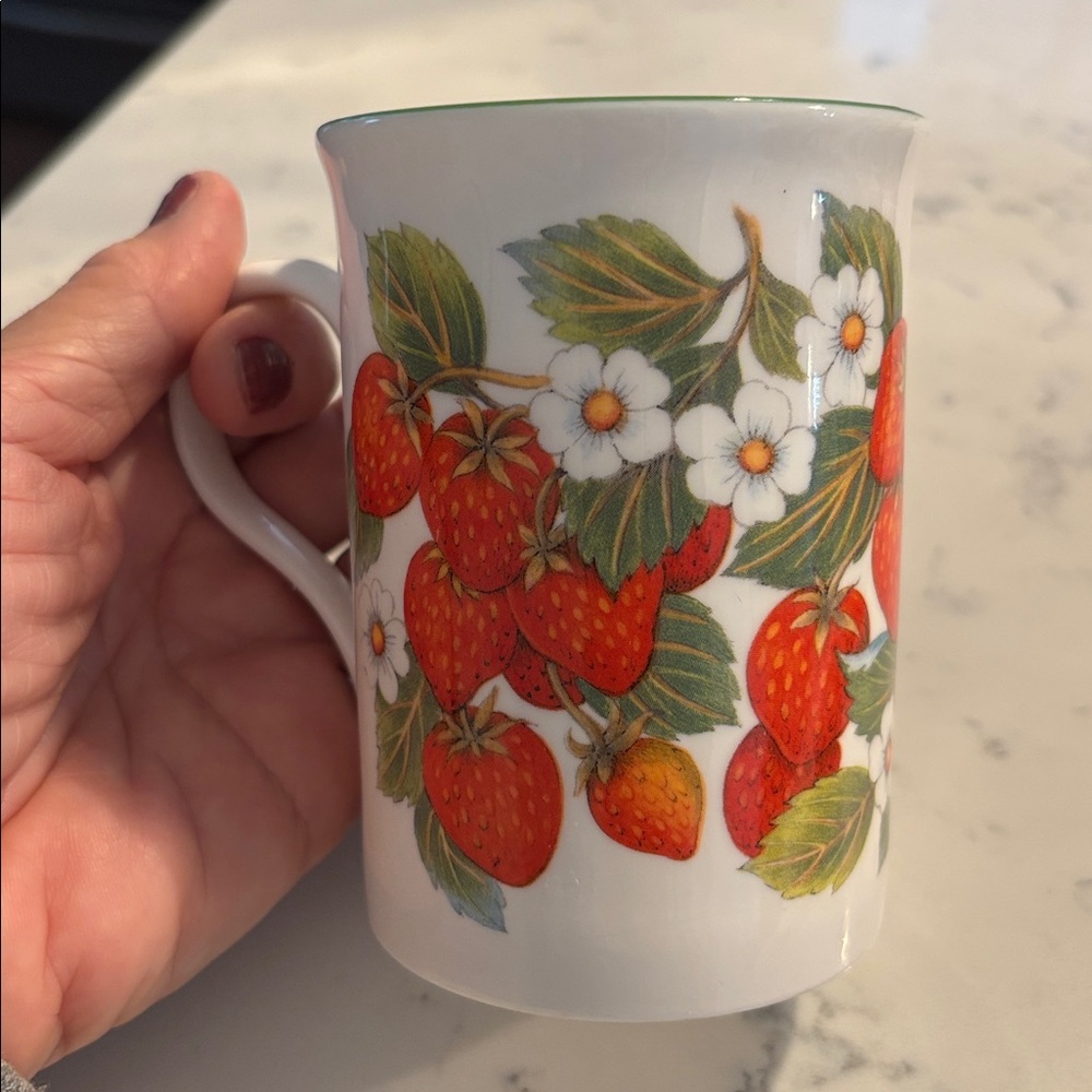 Vintage Elite mug, white w/ strawberries, bone china, made in England, 3x4”